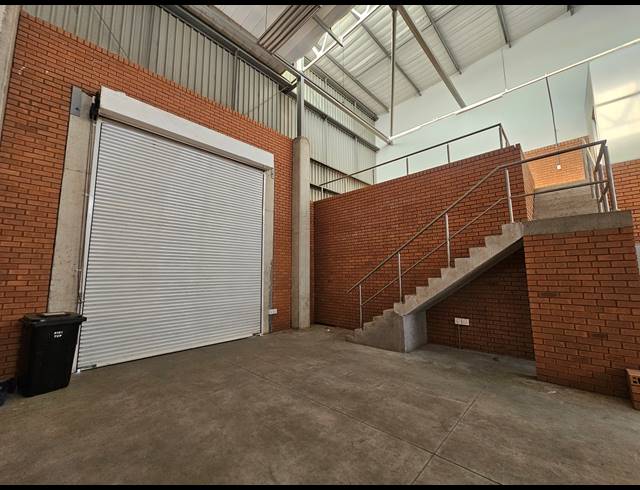 290M² WAREHOUSE TO LET IN LONGLAKE